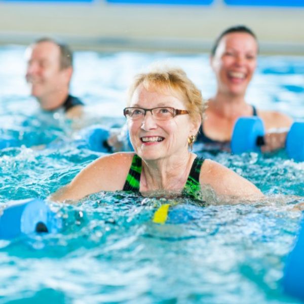 Mensen die bezig zijn met MBVO in het Lentebad in Zevenaar
